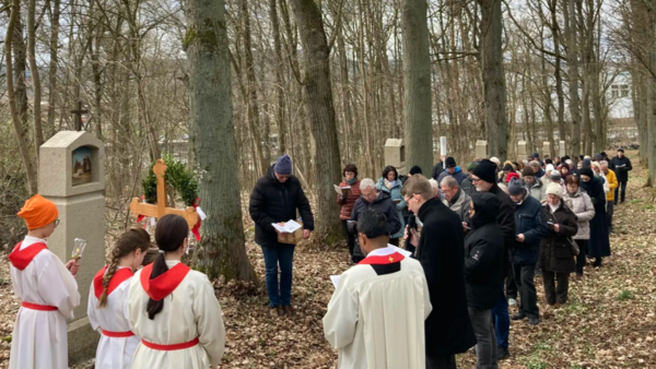 Viele Gläubige beim MMC Kreuzweg